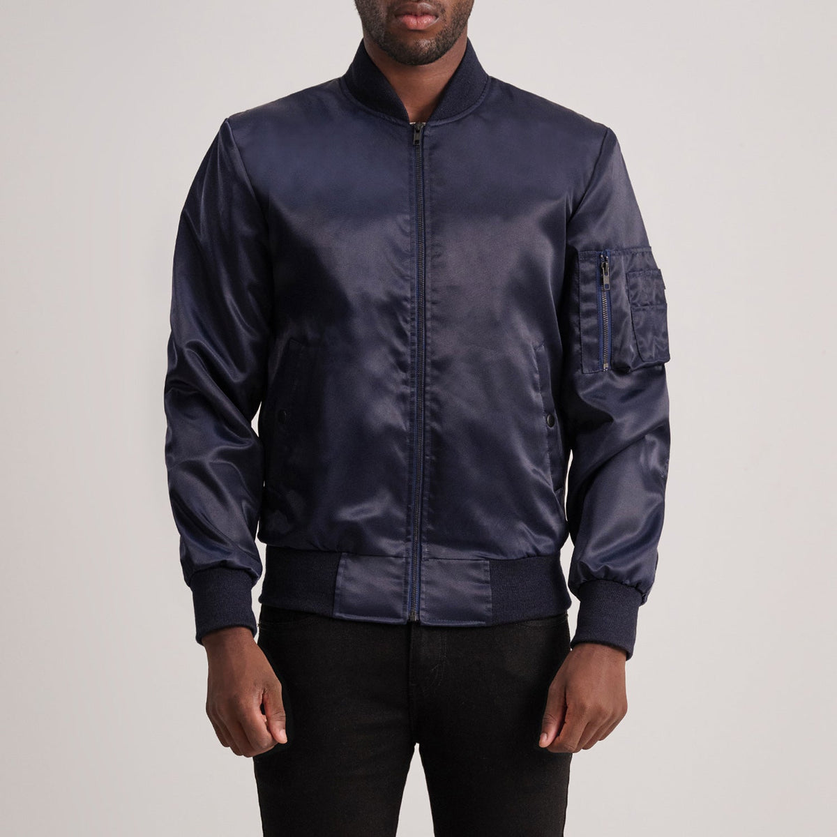 
Quinton MA-1 Blau Leder-Bomberjacke für Herren in Blue Satin - Vorderansicht & maßgeschneiderte Silhouette | Online Kaufen