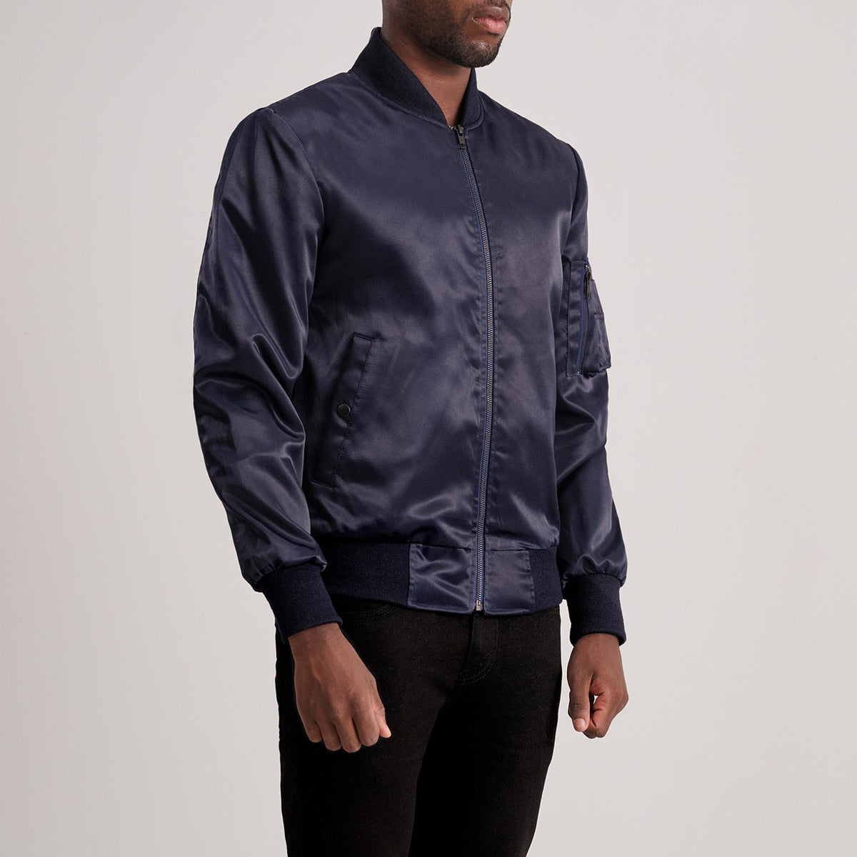 
Blue Satin Bomber Jacket - Rückansicht mit passgenauen Schultern & sauberem Saum