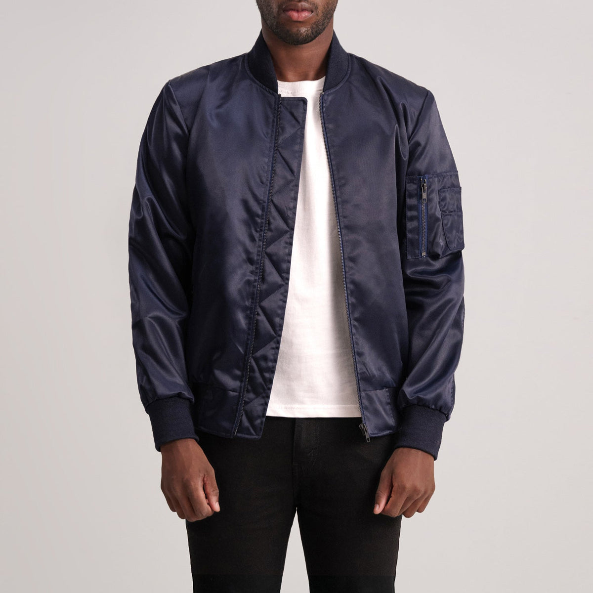
Quinton MA-1 Blau Leder-Bomberjacke für Herren - Seitenansicht mit ergonomischem Ärmelschnitt & sportlicher Passform