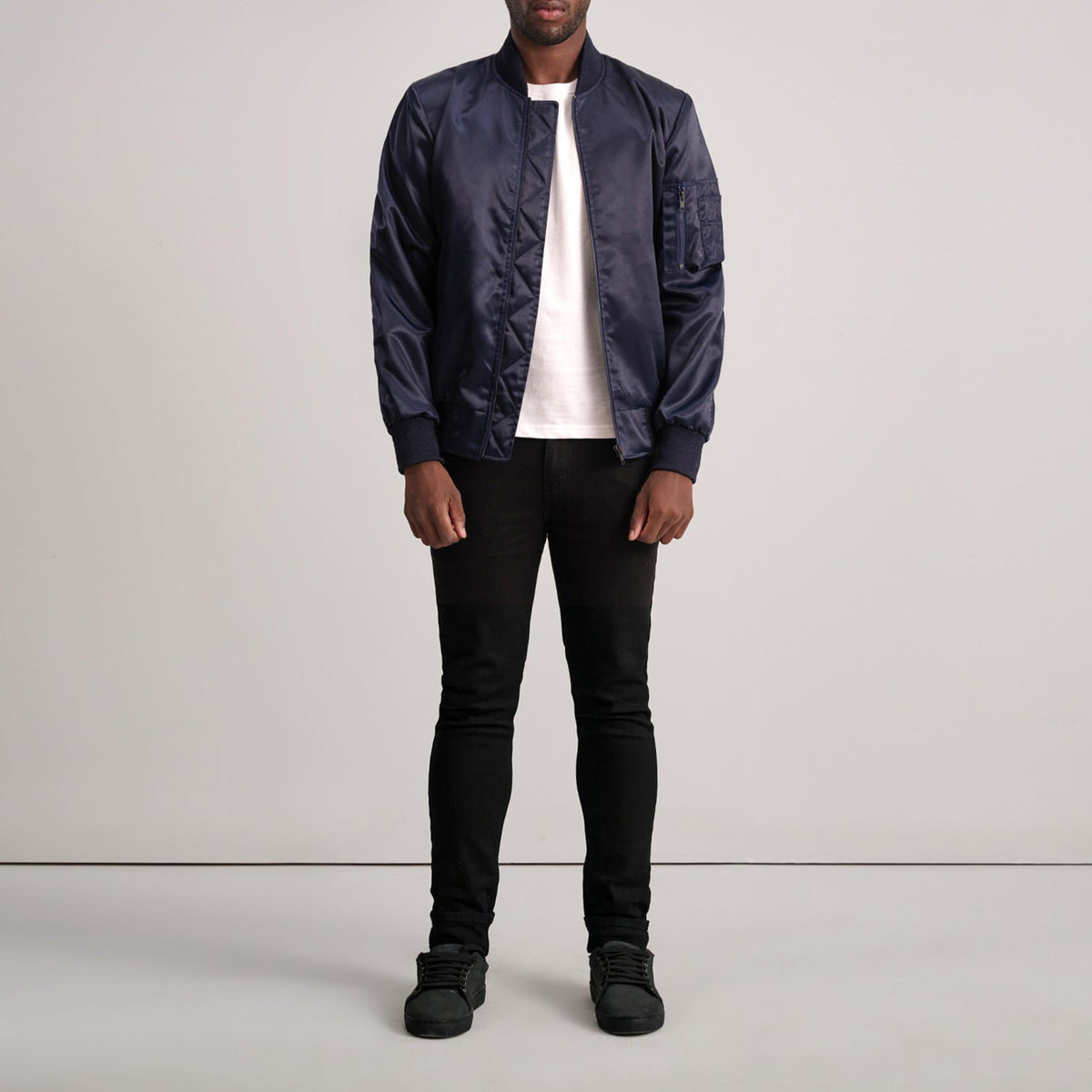 
Detailansicht of Varsity & Zipper Hardware on Quinton MA-1 Blau Leder-Bomberjacke für Herren