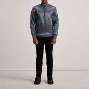 Detailansicht of Varsity &amp; Zipper Hardware on Quinton MA-1 Grau Leder-Bomberjacke für Herren