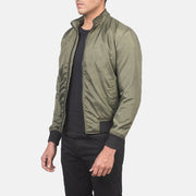 Green Nylon Bomber Jacket - Rückansicht mit passgenauen Schultern &amp; sauberem Saum