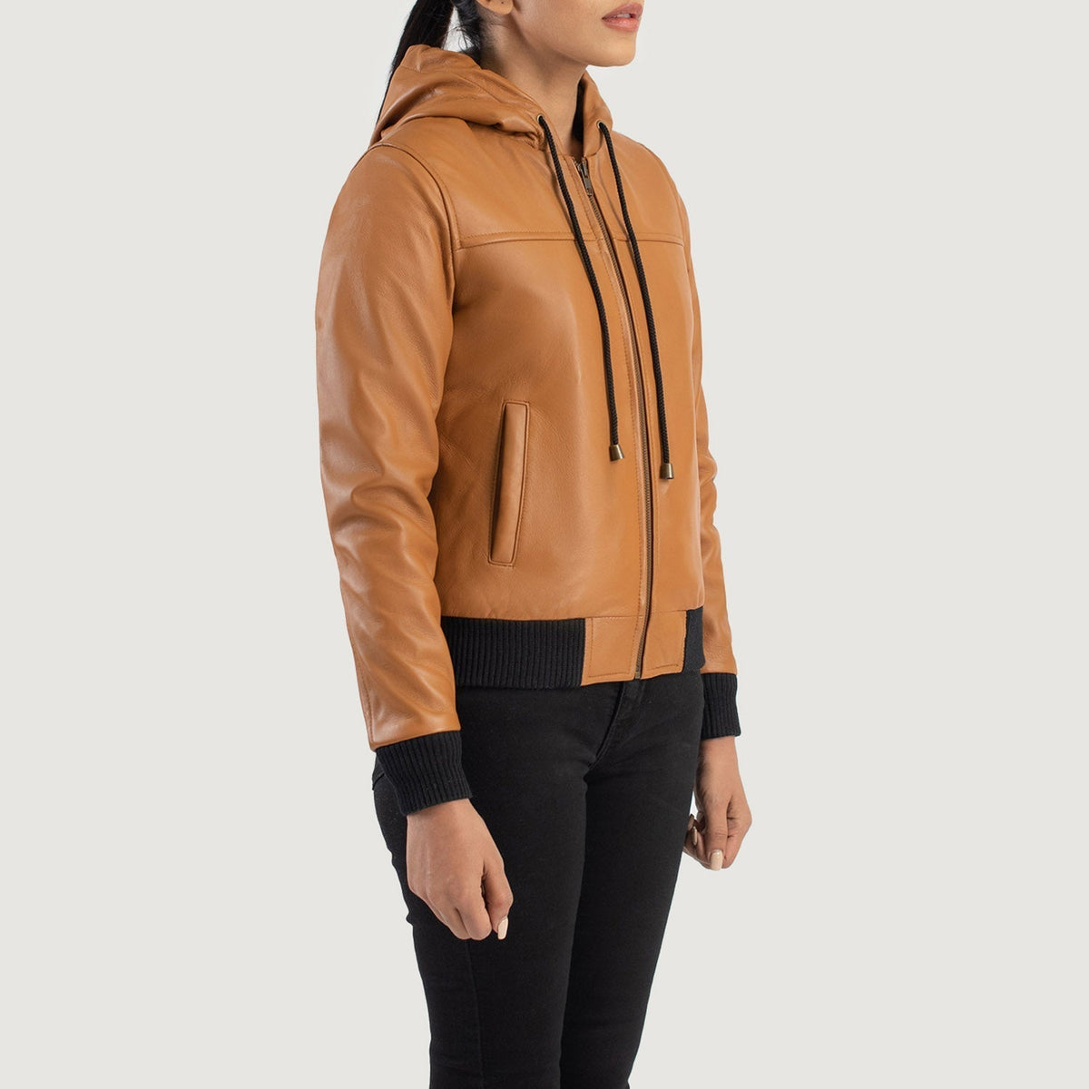 
Passform-Perspektive von Rebella Green Hooded Suede Bomber Jacket am Model - Natürlicher Faltenwurf im Tageslicht