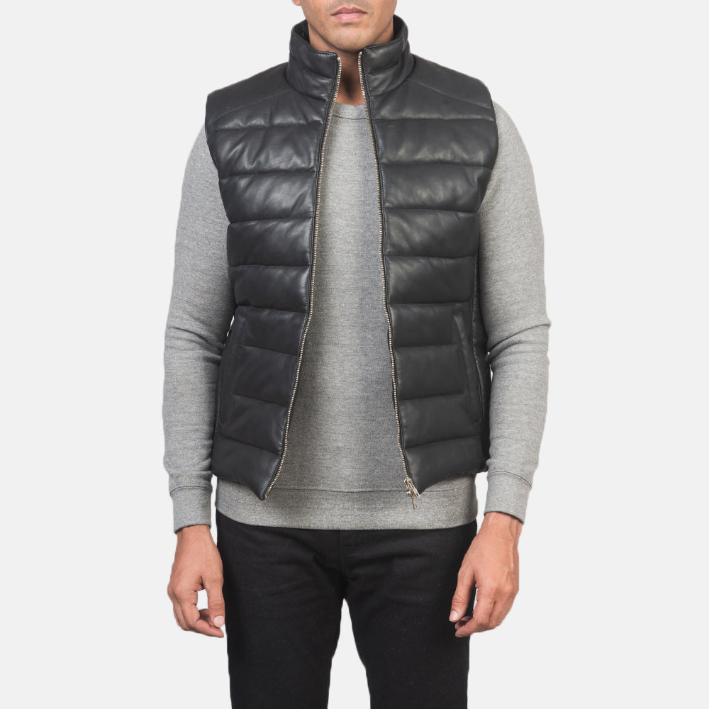 Men's Reeves Schwarz Leather Puffer Vest für Herren in Black Sheepskin Leather - Vorderansicht &amp; maßgeschneiderte Silhouette | Online Kaufen