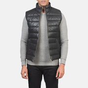 Men's Reeves Schwarz Leather Puffer Vest für Herren in Black Sheepskin Leather - Vorderansicht &amp; maßgeschneiderte Silhouette | Online Kaufen