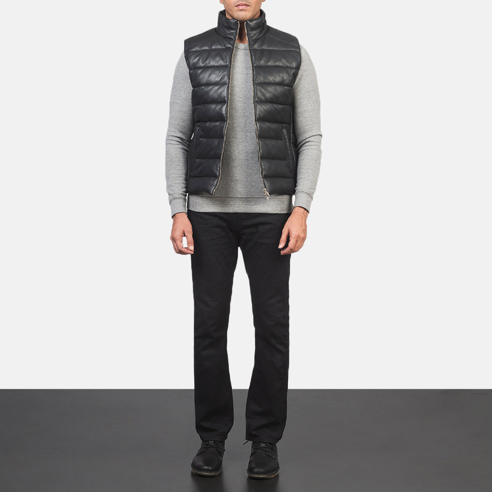 Men's Reeves Schwarz Leather Puffer Vest für Herren - Seitenansicht mit ergonomischem Ärmelschnitt