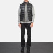 Men's Reeves Schwarz Leather Puffer Vest für Herren - Seitenansicht mit ergonomischem Ärmelschnitt