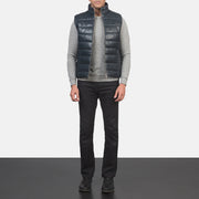 Men's Reeves Blau Leather Puffer Vest für Herren - Seitenansicht mit ergonomischem Ärmelschnitt