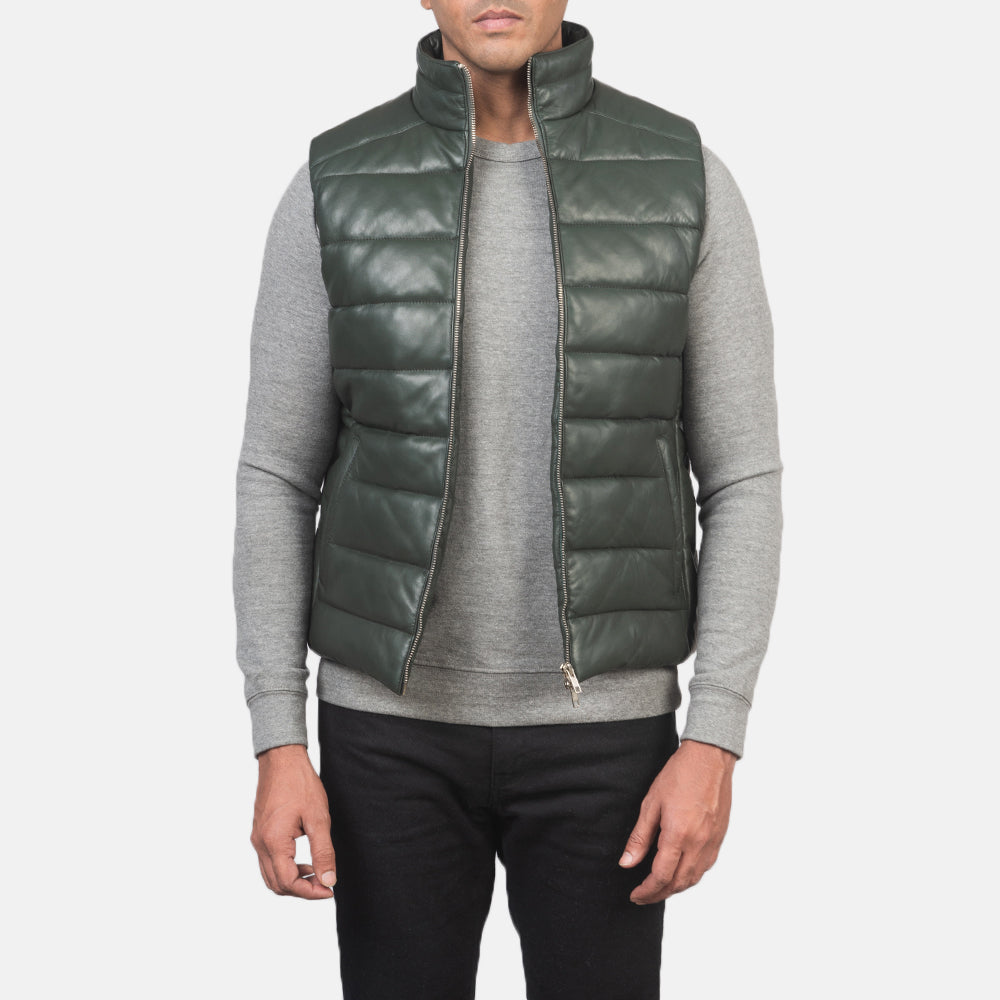 
Reeves Grün Leather Steppweste für Herren in Green Sheepskin Leather - Vorderansicht & maßgeschneiderte Silhouette | Online Kaufen