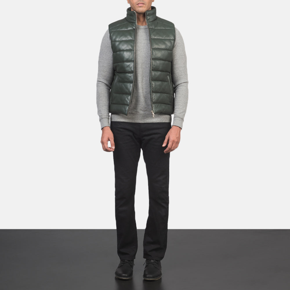 
Reeves Grün Leather Steppweste für Herren - Seitenansicht mit ergonomischem Ärmelschnitt & sportlicher Passform