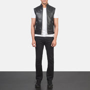 
Roland Schwarz Leather Biker Vest für Herren - Seitenansicht mit ergonomischem Ärmelschnitt & sportlicher Passform