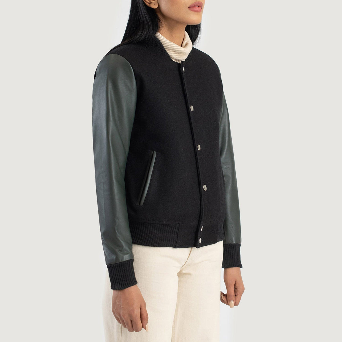 Green Sheepskin Leather Bomber Jacket - Rückansicht mit passgenauen Schultern &amp; sauberem Saum