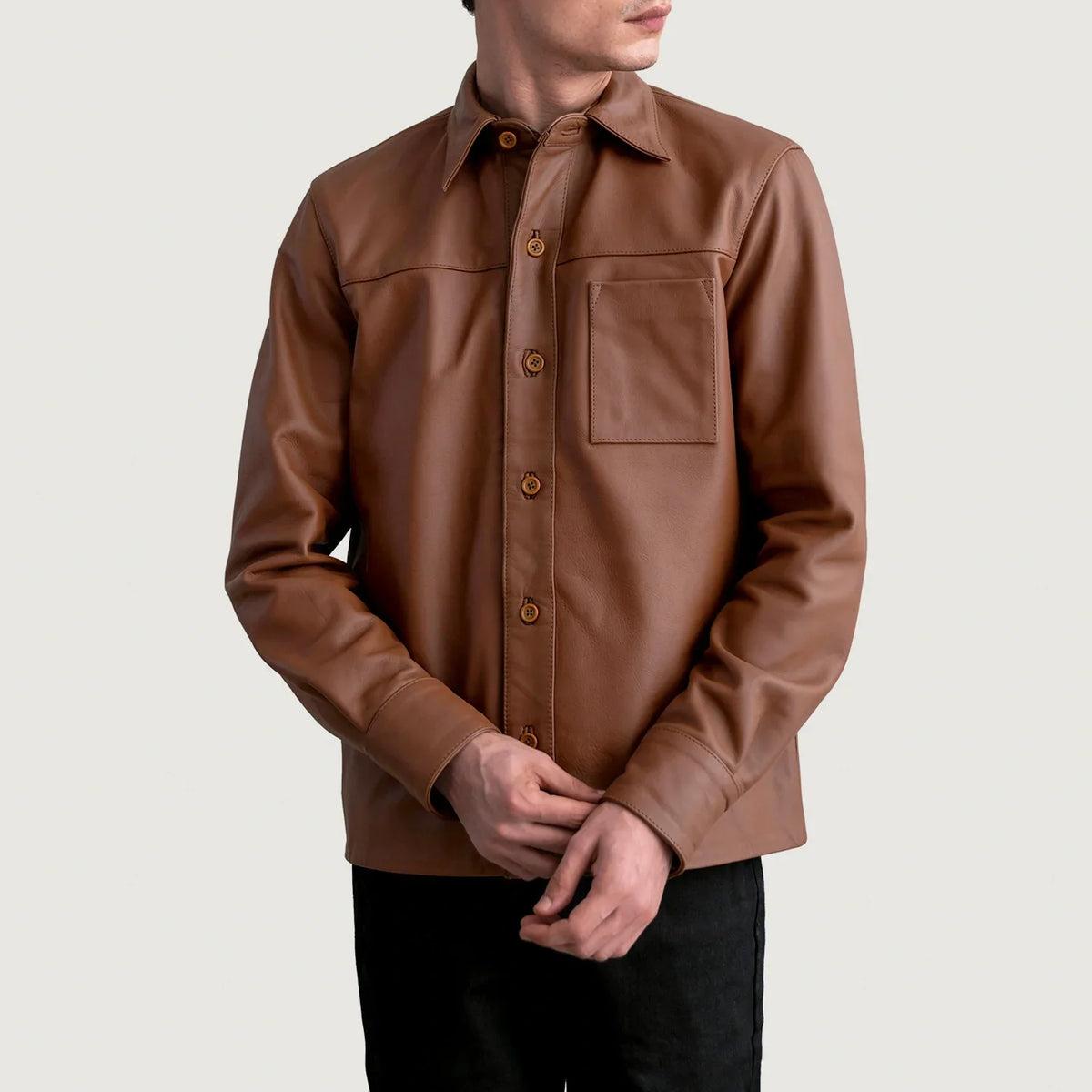 
Scout Matte Braun Leather Shirt für Herren - Seitenansicht mit ergonomischem Ärmelschnitt & sportlicher Passform