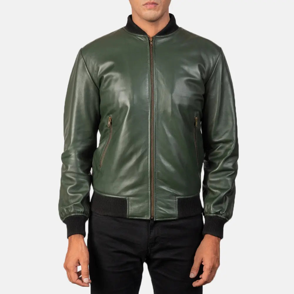 Men's Shane Army Green Leather Bomber Jacket - Seitenansicht mit ergonomischem Ärmelschnitt