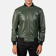 Men's Shane Army Green Leather Bomber Jacket - Seitenansicht mit ergonomischem Ärmelschnitt