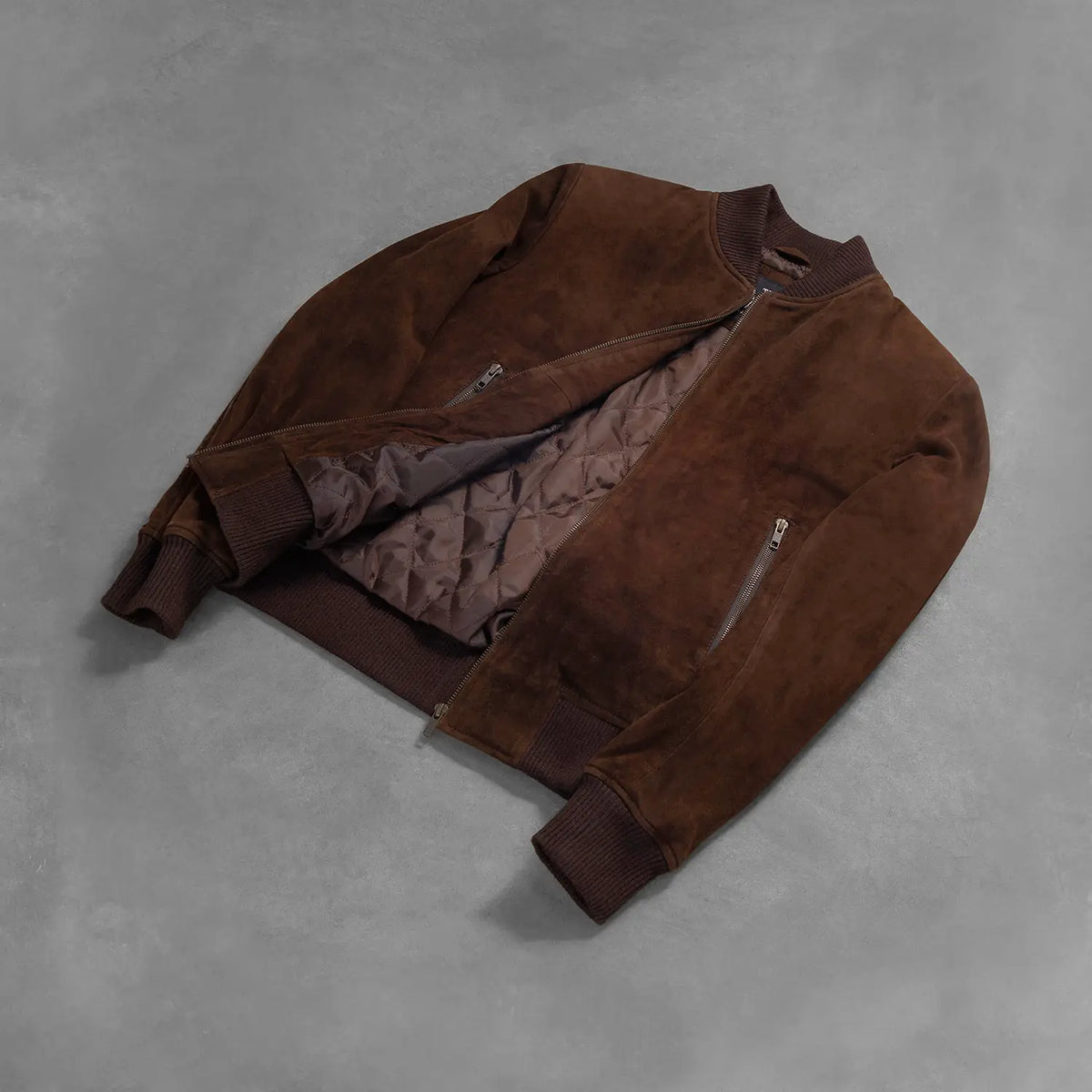 
Passform-Perspektive von Shane Dark Mocha Brown Suede Bomber Jacket am Model - Natürlicher Faltenwurf im Tageslicht