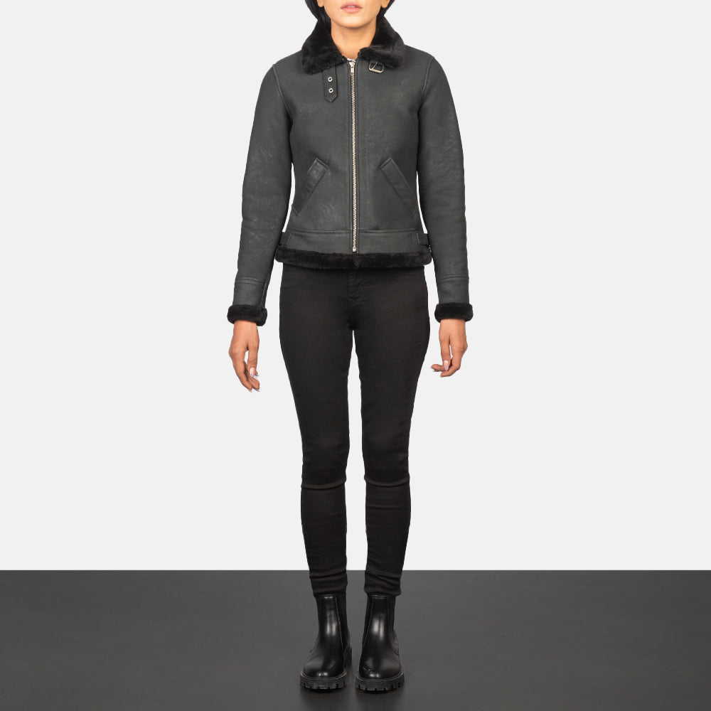 Women's Sherilyn B-3 Distressed Black Leather Bomber Jacket - Seitenansicht mit ergonomischem Ärmelschnitt