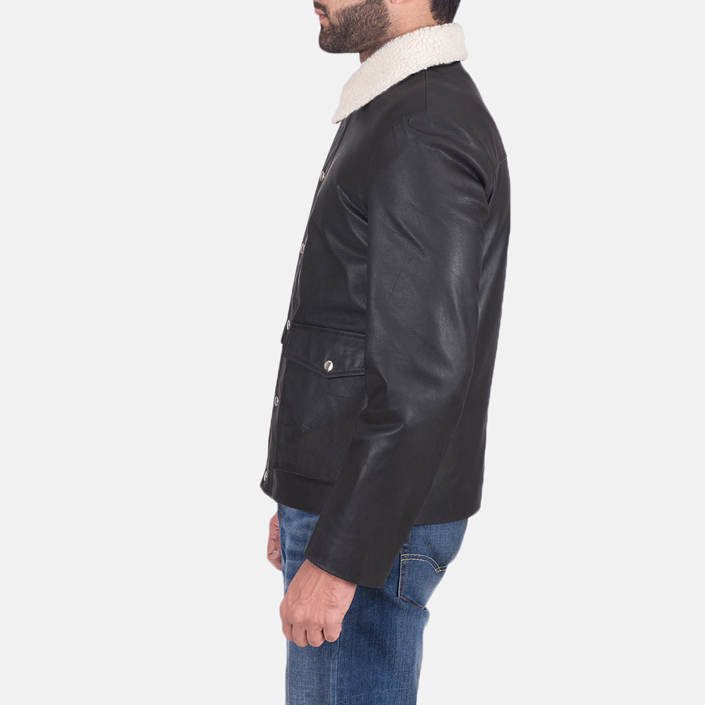
Black Goatskin Leather Aviator Jacket - Rückansicht mit passgenauen Schultern & sauberem Saum