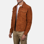 
Passform-Perspektive von Stallon Black Suede Jacket am Model - Natürlicher Faltenwurf im Tageslicht