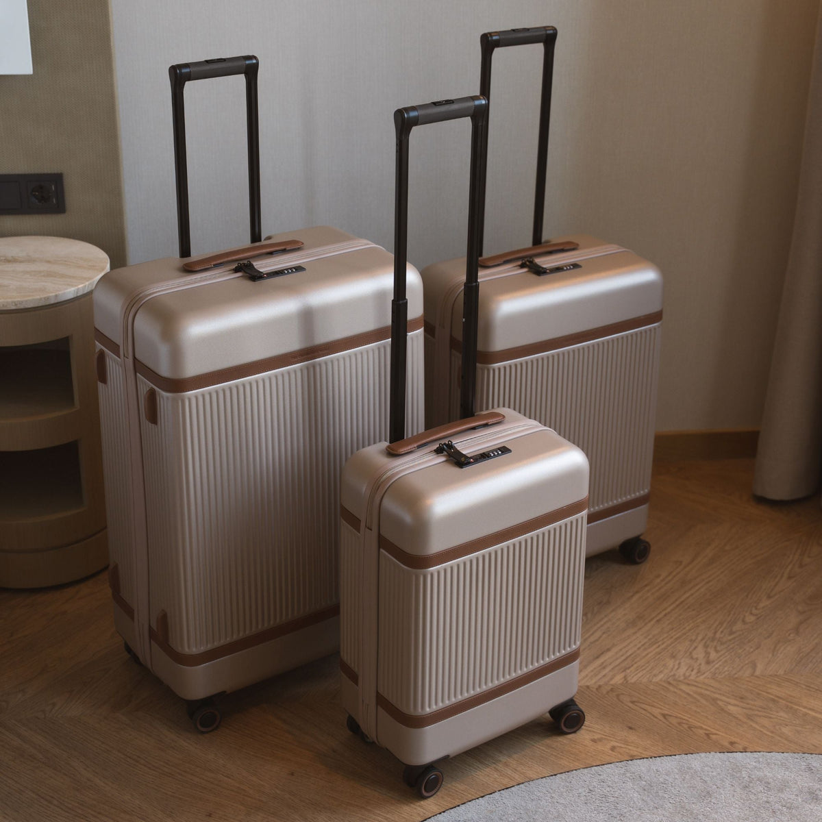 Hand Luggage Suitcase Front Pocket Zuna - Seitenansicht mit ergonomischem Ärmelschnitt