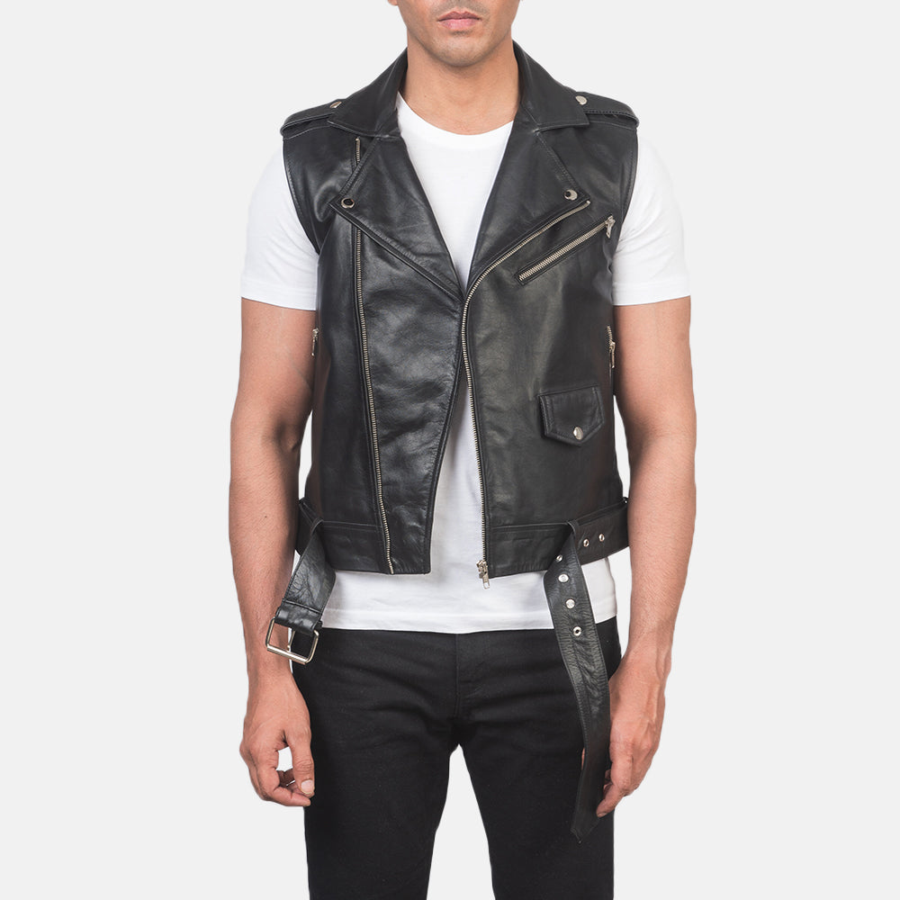 Men's Sullivan Schwarz Leather Biker Vest für Herren in Black Cowhide Leather - Vorderansicht &amp; maßgeschneiderte Silhouette | Online Kaufen