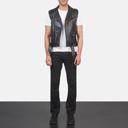 Men's Sullivan Schwarz Leather Biker Vest für Herren - Seitenansicht mit ergonomischem Ärmelschnitt
