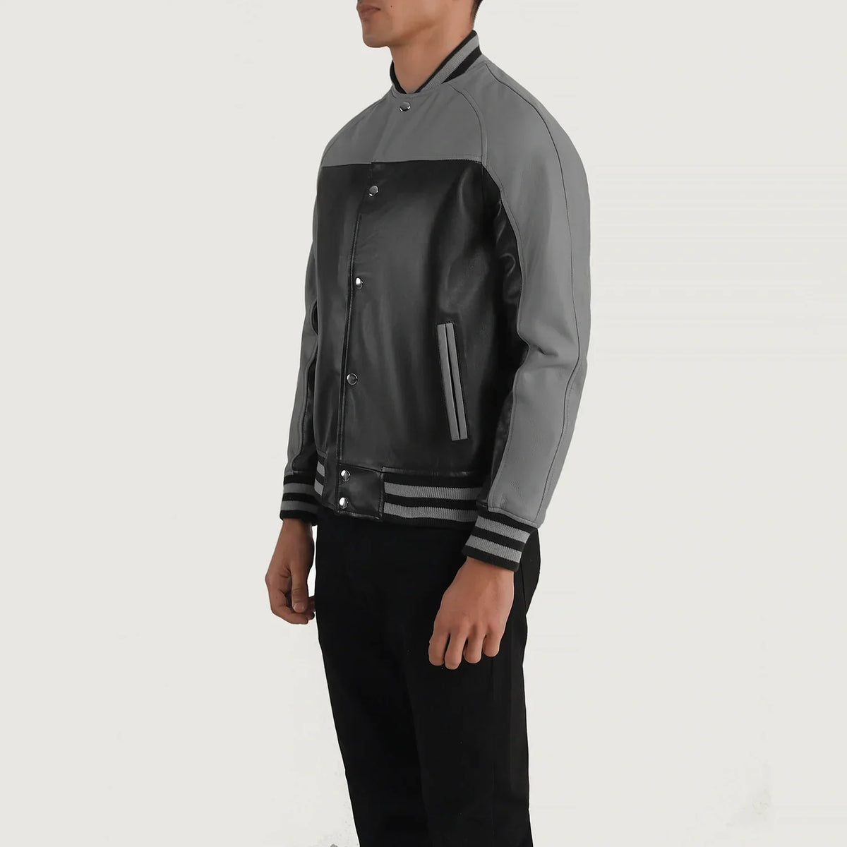 Black &amp; Red Sheepskin Leather Varsity Jacket - Rückansicht mit passgenauen Schultern &amp; sauberem Saum