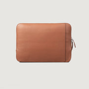 
The Baxter Brown Leather Laptop Sleeve For Men & Women in Brown Full-Grain Leather - Vorderansicht & maßgeschneiderte Silhouette | Online Kaufen