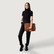 
Brown Full-Grain leather Goods - Rückansicht mit passgenauen Schultern & sauberem Saum