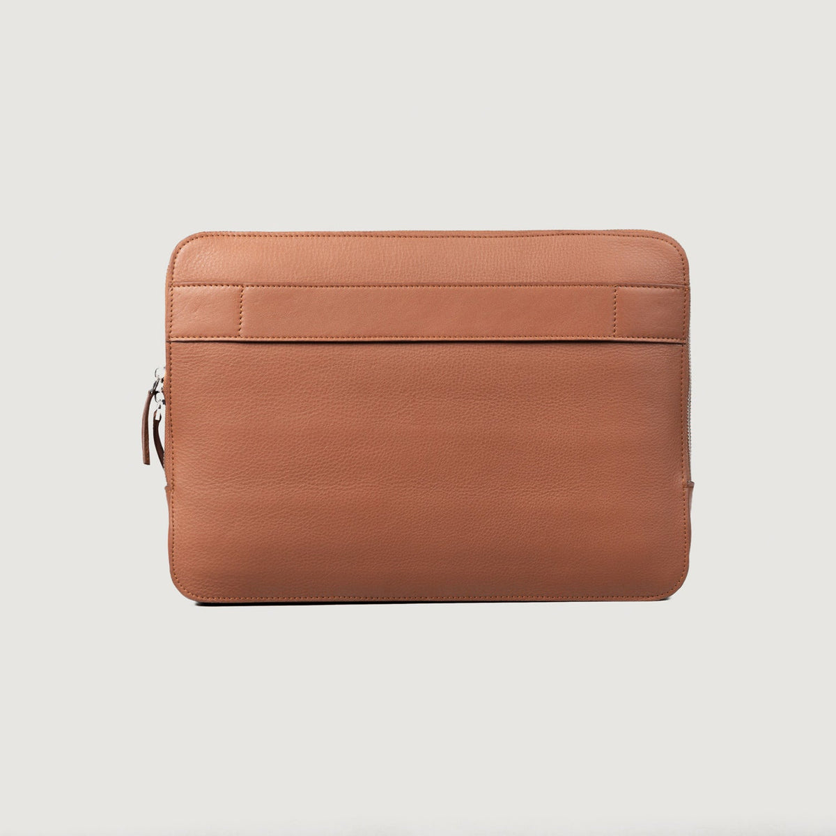 
The Baxter Brown Leather Laptop Sleeve For Men & Women - Seitenansicht mit ergonomischem Ärmelschnitt & sportlicher Passform