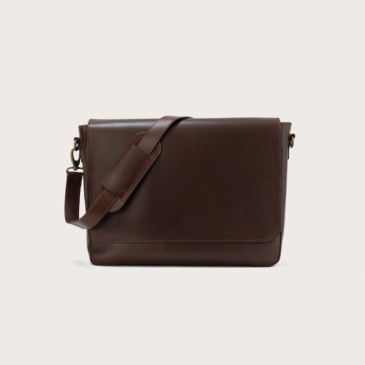 
The Carismatico Vintage Brown Leather Messenger Bag For Men & Women in Vintage Brown Full-Grain Leather - Full Exterior Vorderansicht & maßgeschneiderte Silhouette | Online Kaufen