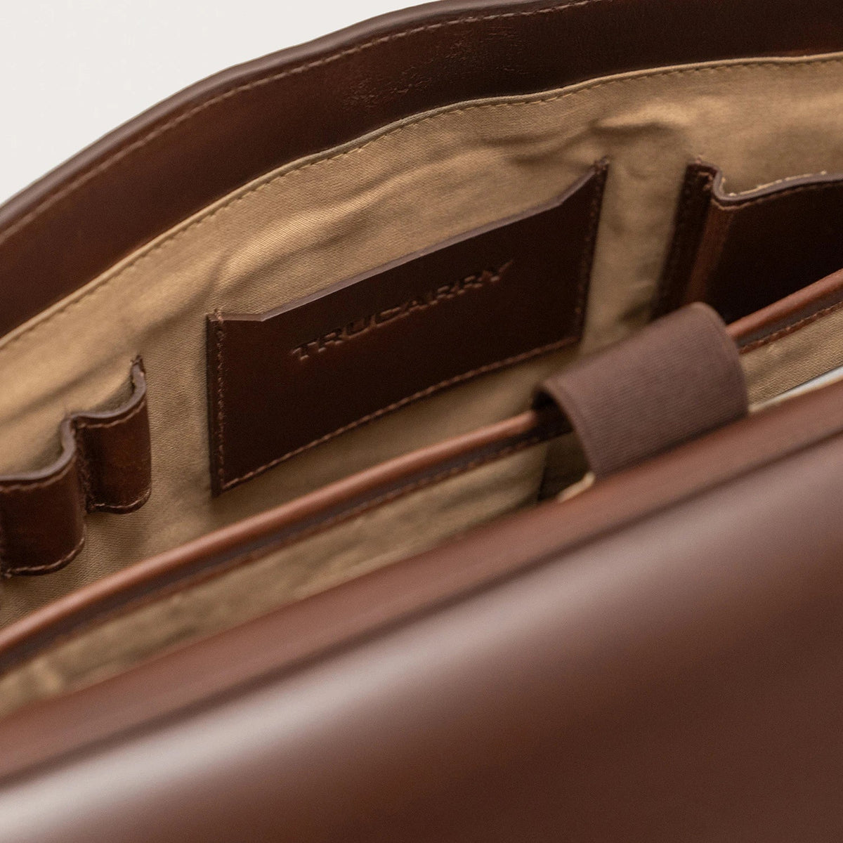 
Innenansicht Showing Dedicated Padded Laptop Sleeve & Multi-Compartment Organization
