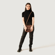 
Tan Full Grain Naturally Milled Cowhide Leather. Leather Bag - Rückansicht mit verstärkten Lederträgern & handwerklichen Nähten