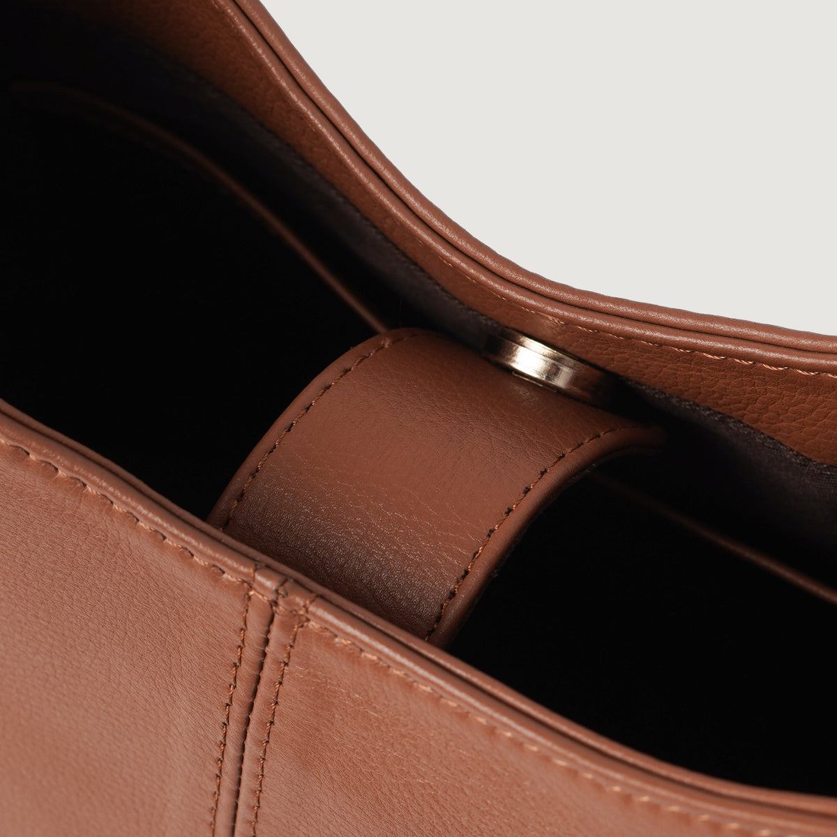 
Passform-Perspektive von The Stefani Brown Leather Hobo Bag For Women am Model - Natürlicher Faltenwurf im Tageslicht