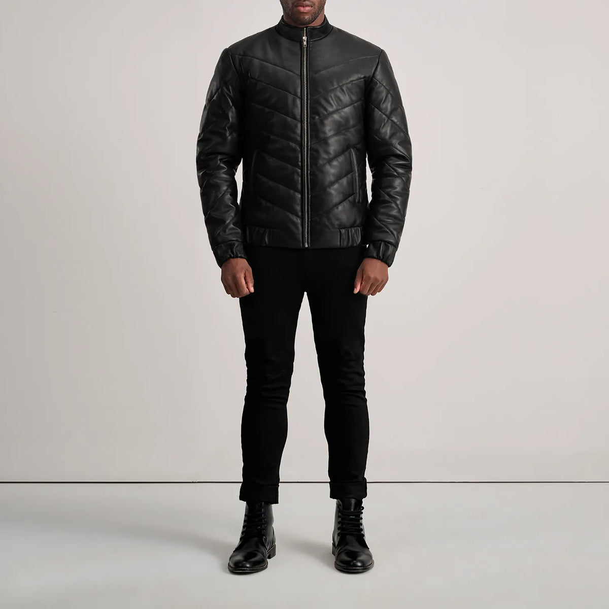 Travis Black Leather Puffer Jacket - Seitenansicht mit ergonomischem Ärmelschnitt