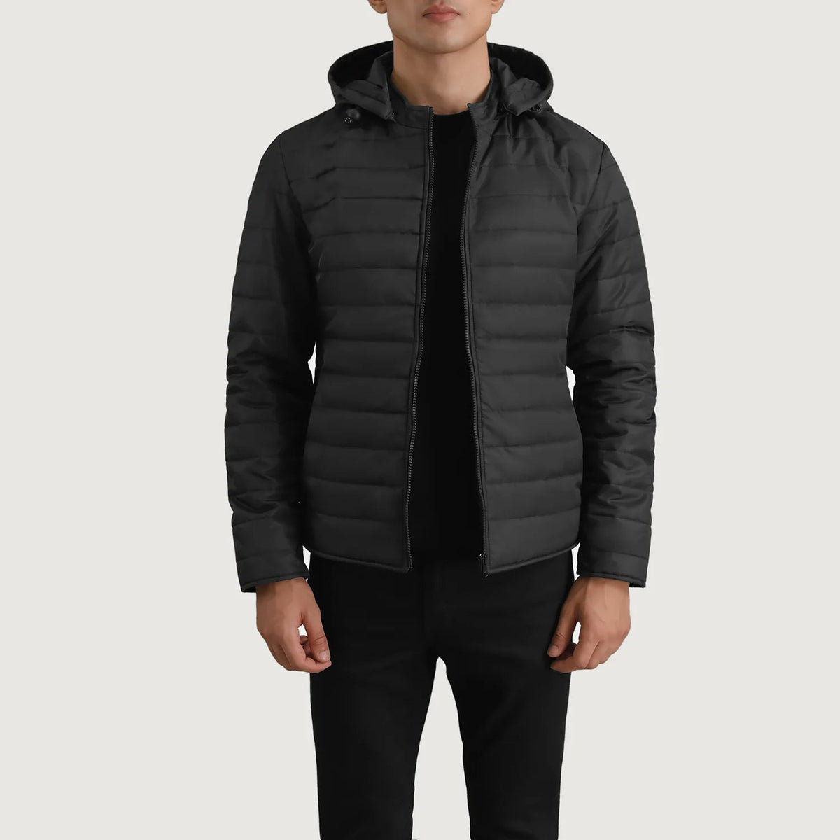
Tyler Schwarz Hooded Puffer Lederjacke für Herren - Vorderansicht & maßgeschneiderte Silhouette | Online Kaufen