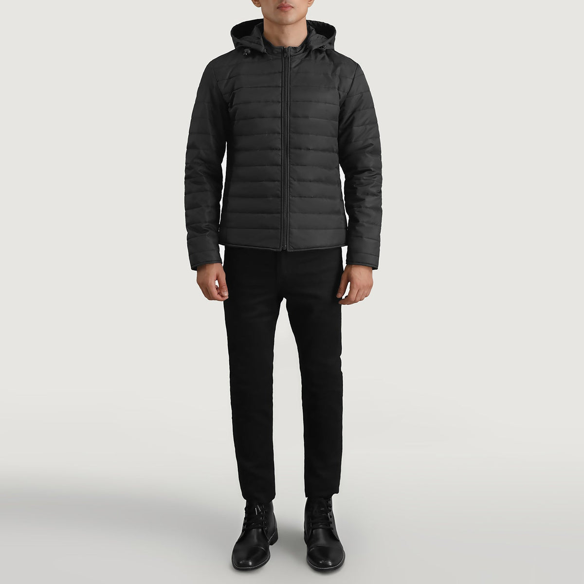 
Tyler Schwarz Hooded Puffer Lederjacke für Herren - Seitenansicht mit ergonomischem Ärmelschnitt & sportlicher Passform