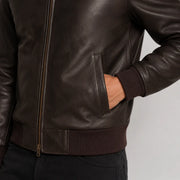 Detailansicht of Classic Collar &amp; Heavy-Duty Zipper Hardware on Dark Braun Sheepskin Leder-Bomberjacke für Herren