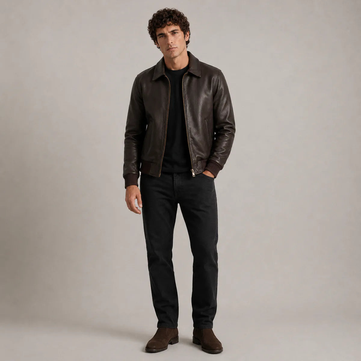 Dark Braun Sheepskin Leder-Bomberjacke für Herren - Seitenansicht mit ergonomischem Ärmelschnitt