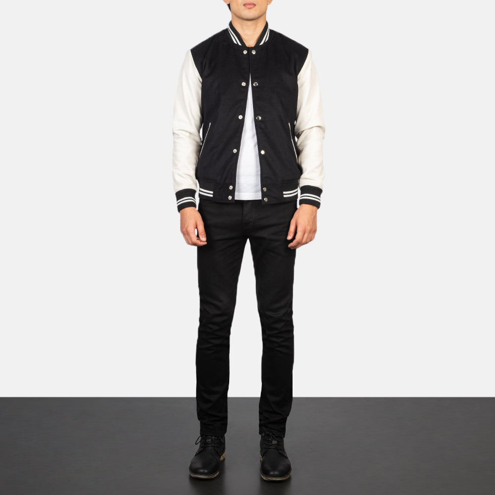 
Vaxton Schwarz & Weiß Hybrid Varsity Lederjacke für Herren - Seitenansicht mit ergonomischem Ärmelschnitt & sportlicher Passform