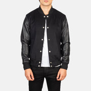 Men's Vaxton Schwarz Hybrid Varsity Lederjacke für Herren in Black Sheepskin Leather - Vorderansicht &amp; maßgeschneiderte Silhouette | Online Kaufen