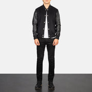 Men's Vaxton Schwarz Hybrid Varsity Lederjacke für Herren - Seitenansicht mit ergonomischem Ärmelschnitt