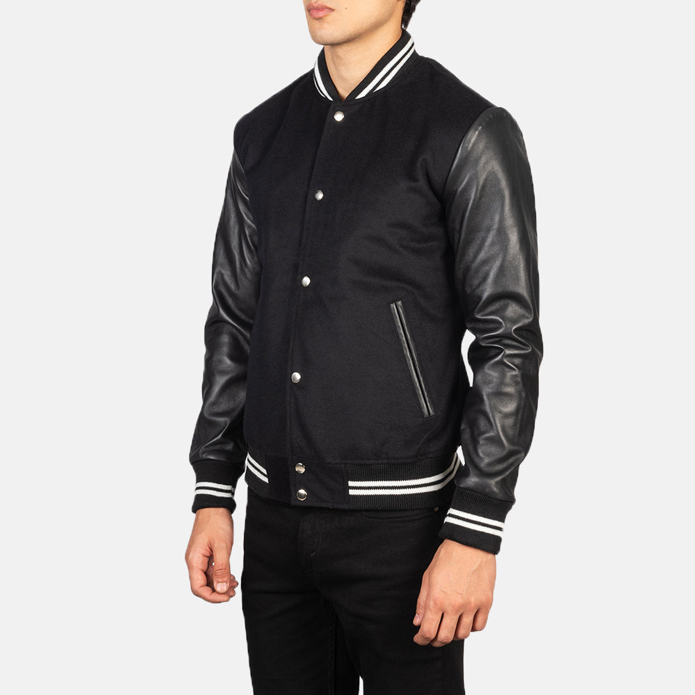 
Black Sheepskin Leather Varsity Jacket - Rückansicht mit passgenauen Schultern & sauberem Saum