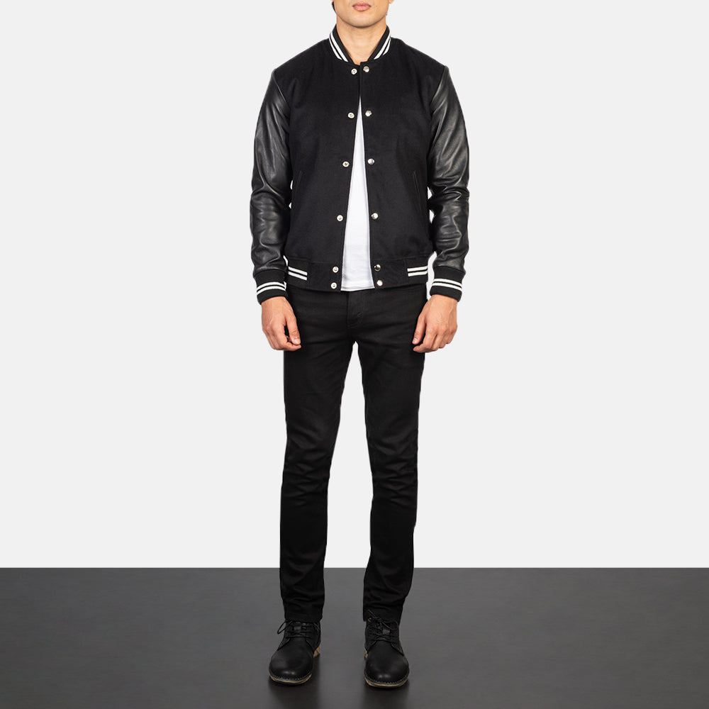
Vaxton Schwarz Striped Hybrid Varsity Lederjacke für Herren - Seitenansicht mit ergonomischem Ärmelschnitt & sportlicher Passform