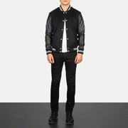 
Vaxton Schwarz Striped Hybrid Varsity Lederjacke für Herren - Seitenansicht mit ergonomischem Ärmelschnitt & sportlicher Passform