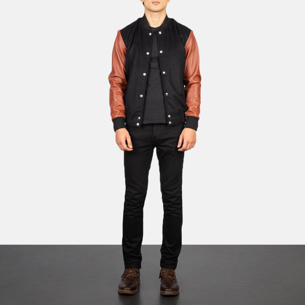 Men's Vaxton Brown Hybrid Varsity Jacket - Seitenansicht mit ergonomischem Ärmelschnitt