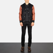 Men's Vaxton Brown Hybrid Varsity Jacket - Seitenansicht mit ergonomischem Ärmelschnitt