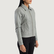 
Passform-Perspektive von Vixen Pink Classic Collar Leather Jacket am Model - Natürlicher Faltenwurf im Tageslicht