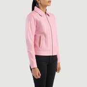 
Pink Sheepskin Leather Biker Jacket - Rückansicht mit passgenauen Schultern & sauberem Saum