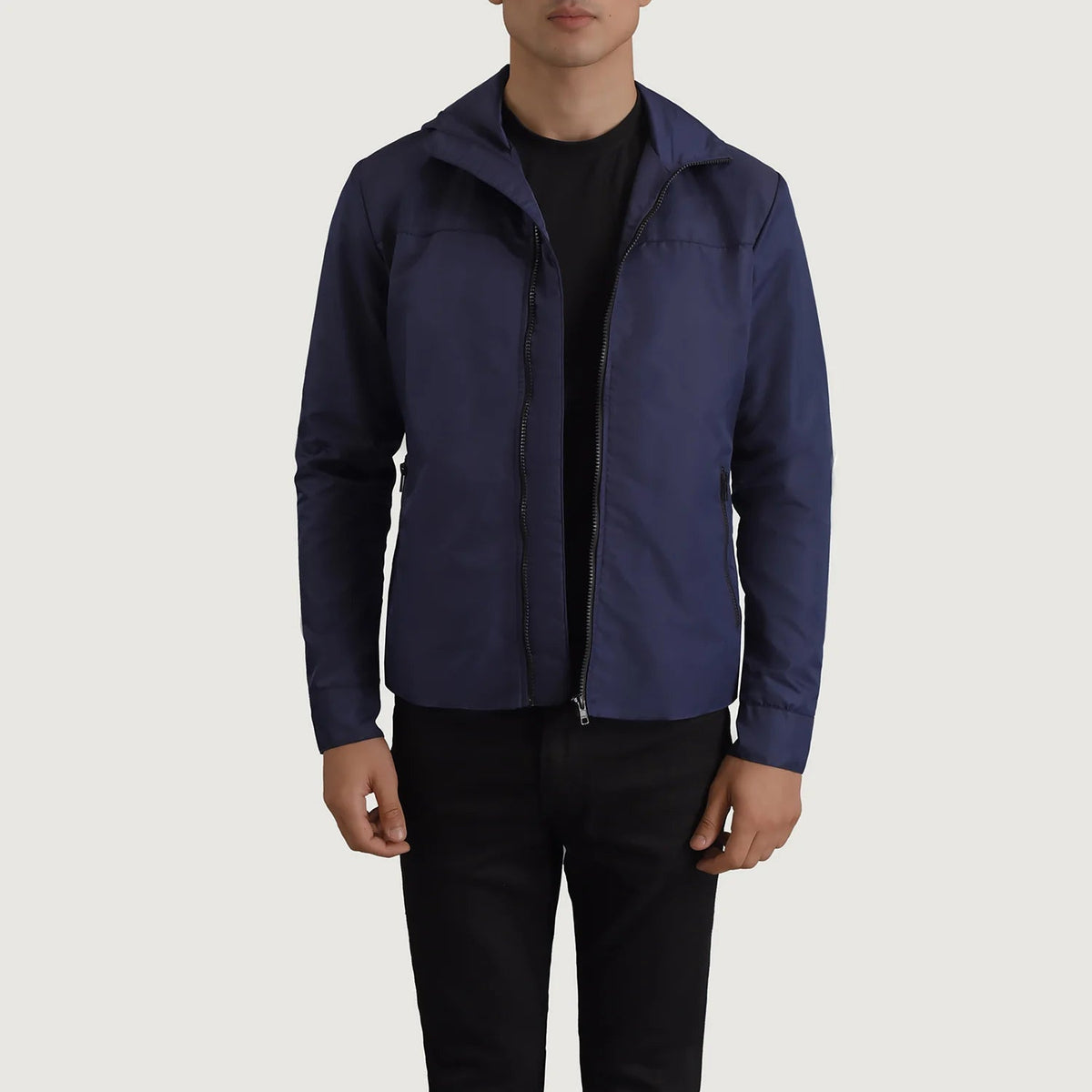 
Wesley Blau Hooded Windbreaker Lederjacke für Herren in Blue Full-Grain Leather - Vorderansicht & maßgeschneiderte Silhouette | Online Kaufen